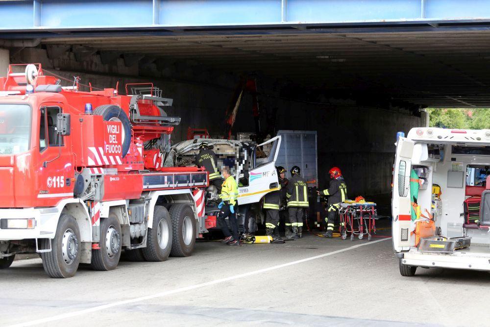 Incidente Via Zanardi Bologna Furgone Si Schianta Sotto Il Ponte Un Morto E Un Ferito