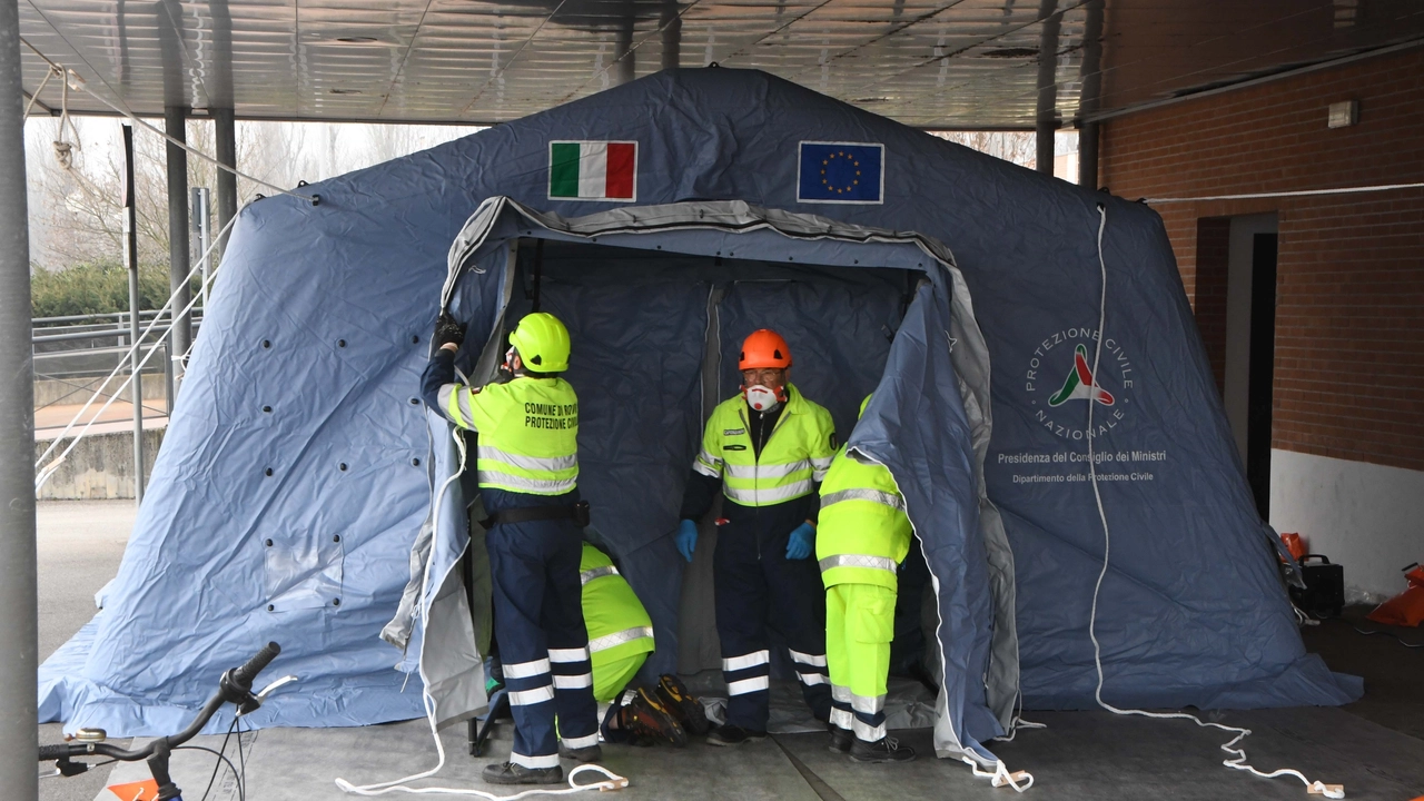 Le tende installate davanti all'ospedale di Rovigo dalla Protezione Civile (foto Donzelli)