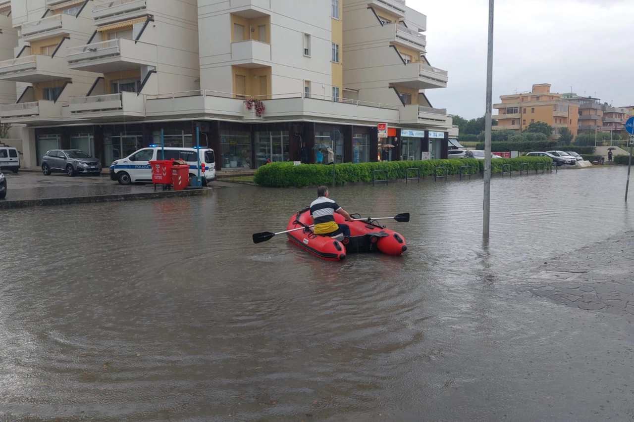 Temporali violenti sulle Marche, bomba d'acqua a Fano (foto Petrelli)