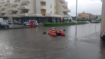 Temporali sulle Marche, si prolunga l'allerta meteo gialla. Bomba d’acqua a Fano e Fabriano. Evacuati a Macerata