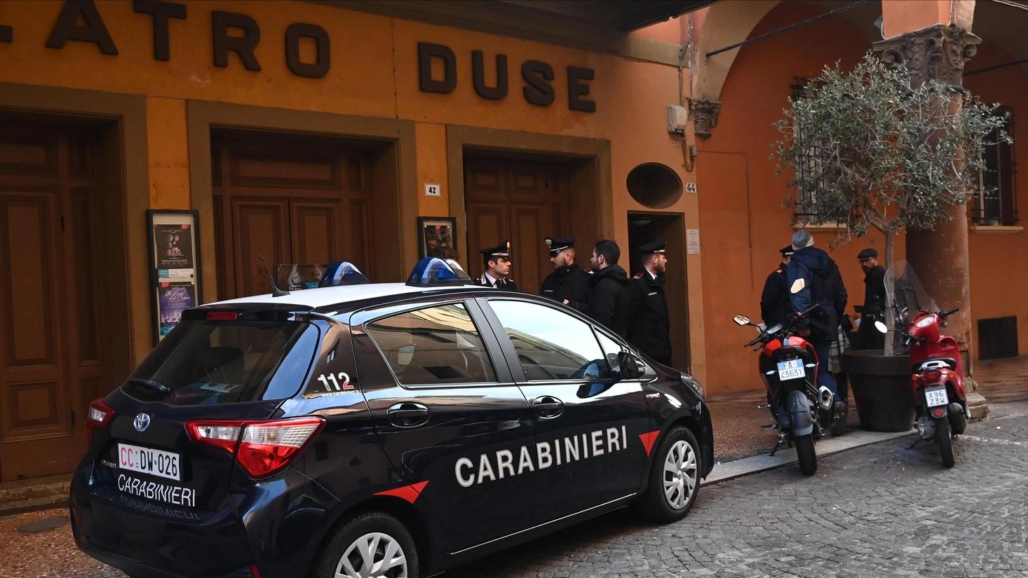 I carabinieri fuori dall’abitazione, in via Cartolerie, di Francesca Migliano