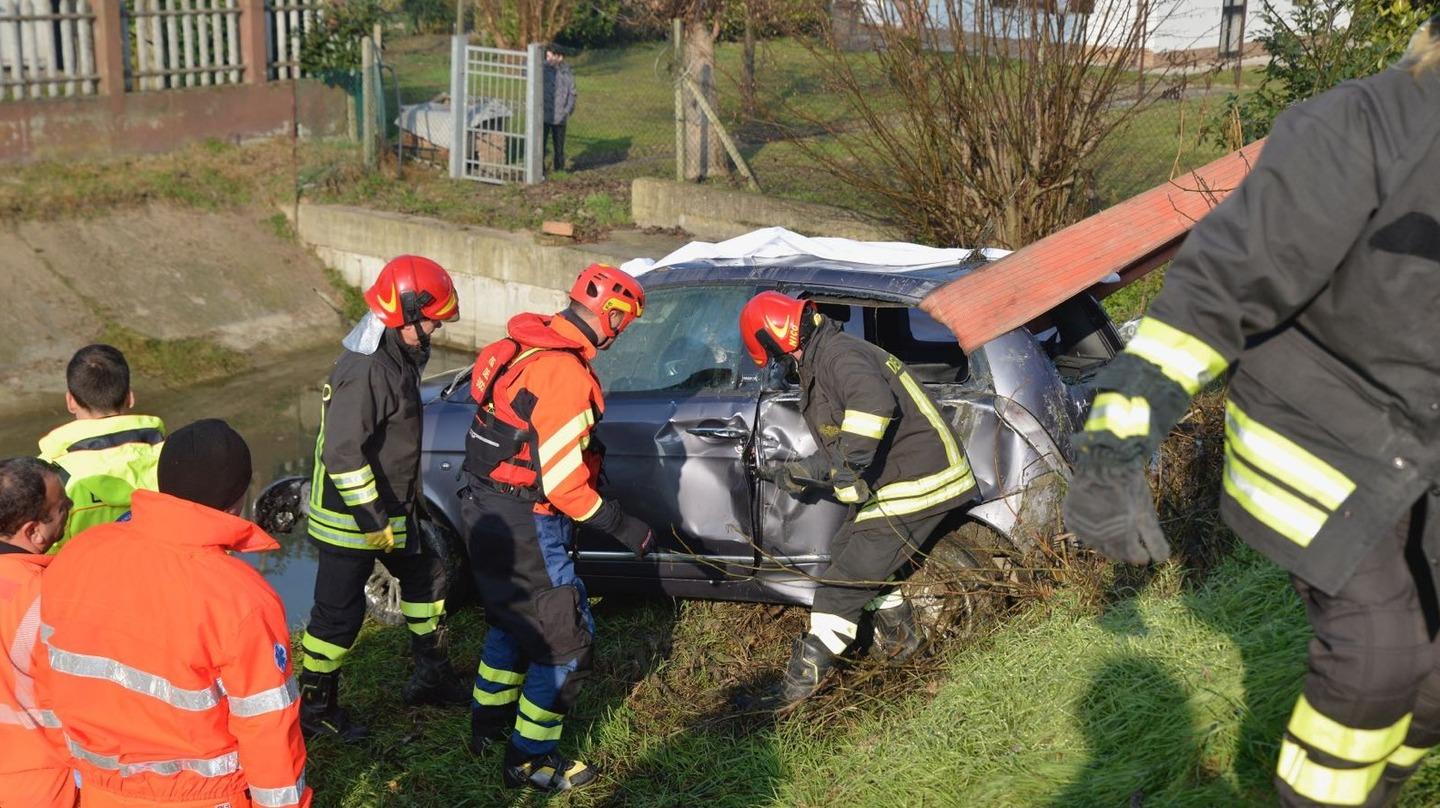 Badia Polesine, Finisce Con L’auto Nel Canale: Muore Una Donna / FOTO