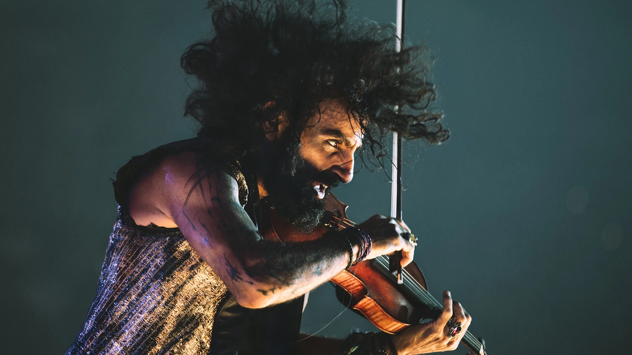 Ara Malikian domani alle 21  in concerto  al Duse con un nutrito ensemble di archi. Il suo  è un repertorio che miscela  i generi musicali – classica, folk, rock – trascinando  il pubblico