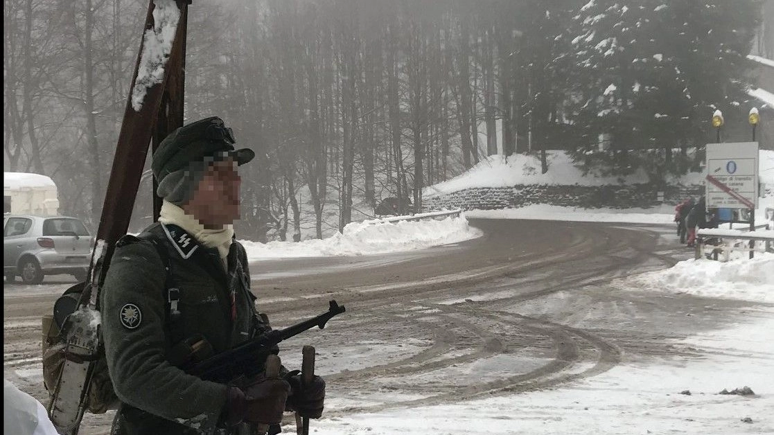 Bologna, una delle persone con la divisa nazista sull'Appennino (Dire)