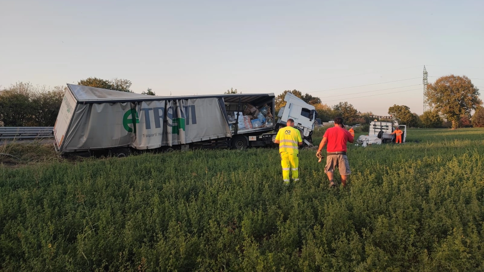 Maxi tamponamento in tangenziale: quattro camion e un'auto coinvolti. Traffico in tilt e due feriti