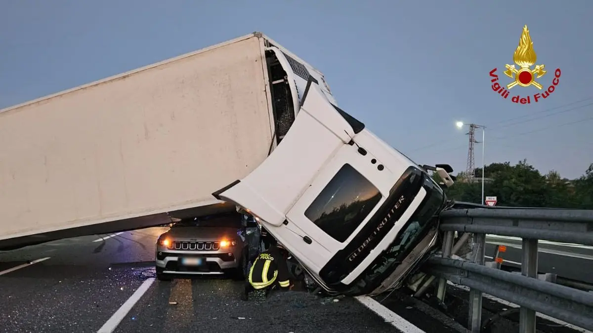 Incidente choc in A14 ad Ancona Tir si ribalta auto resta incastrata sotto