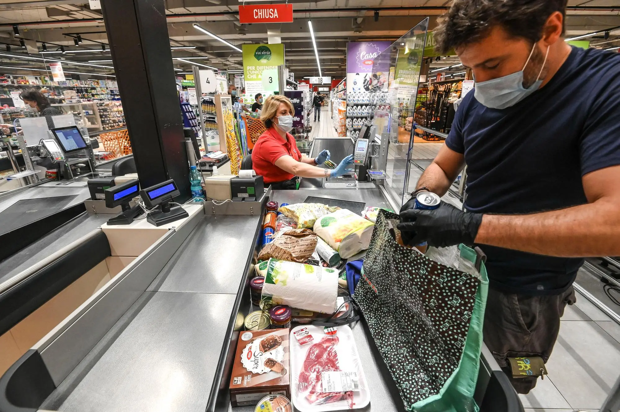 Olio di semi, farina e zucchero: "Alla Coop solo quattro pezzi a testa"