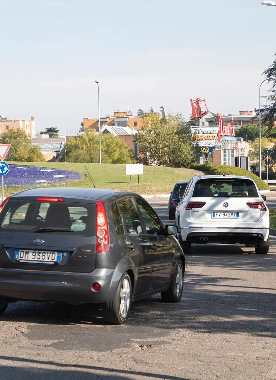 Rotonda Spinelli a Imola, la riasfaltatura è in notturna