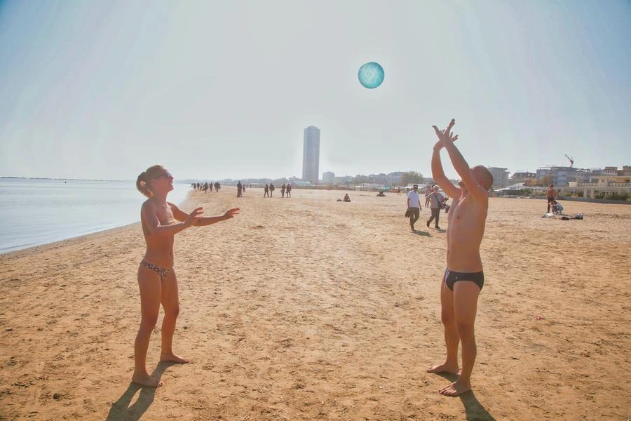 A metà ottobre in spiaggia a Cesenatico (foto Ravaglia)