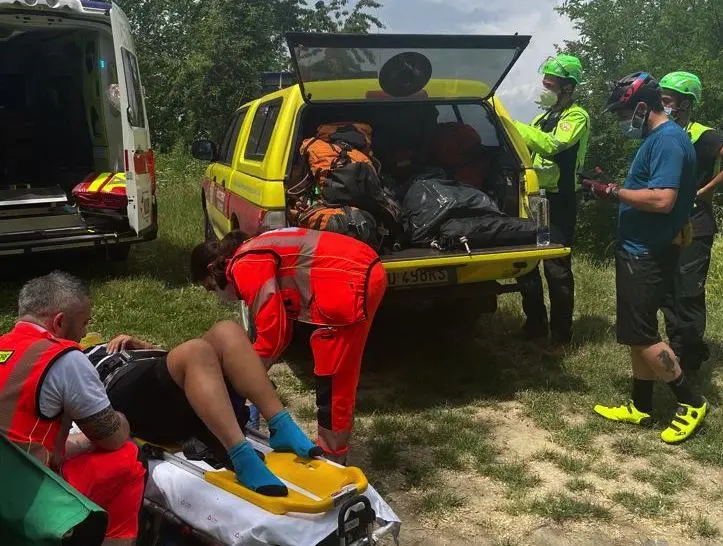 Cade in bici, salvata dal soccorso alpino