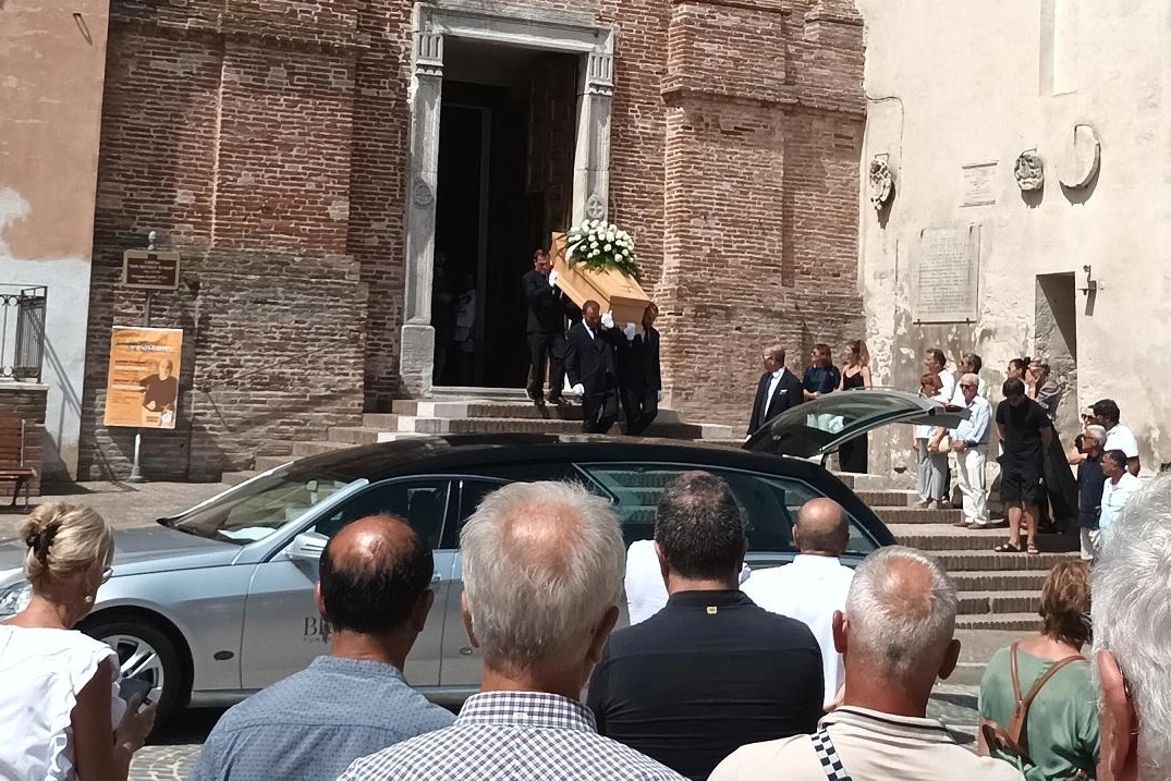 Lorenzo Ferri funerale a Osimo: "Te ne sei andato nell’acqua della tua vita"