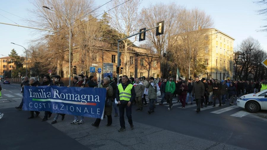 La manifestazione no green pass oggi sui viali a Bologna (foto Schicchi)