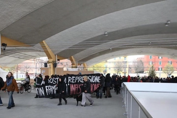 Occupazione in via Stalingrado a Bologna, sgombero e attivisti in corteo