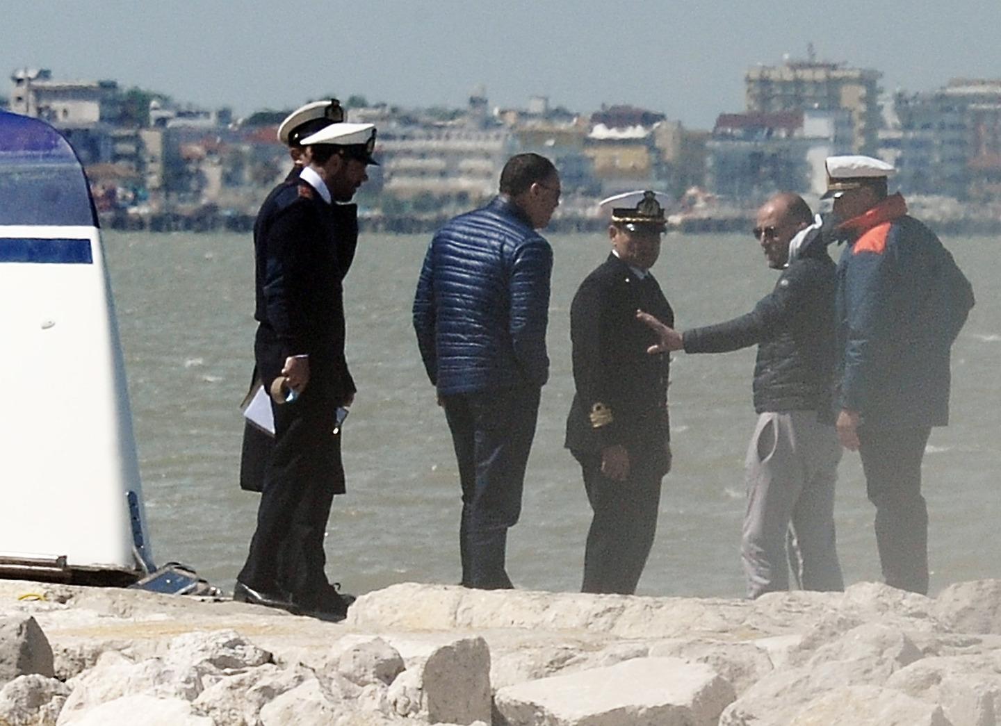 Rimini, barca sugli scogli, 