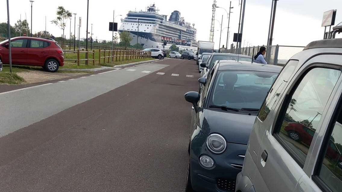 Code di auto al traghetto  Porto Corsini si ribella