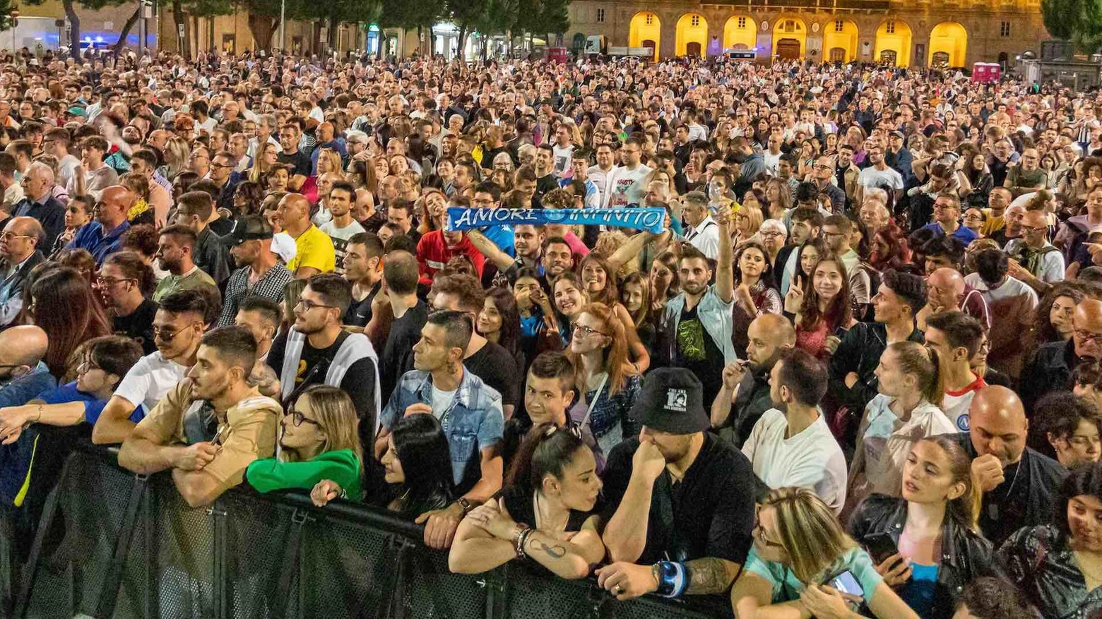 Clementino celebra il gemellaggio con Napoli