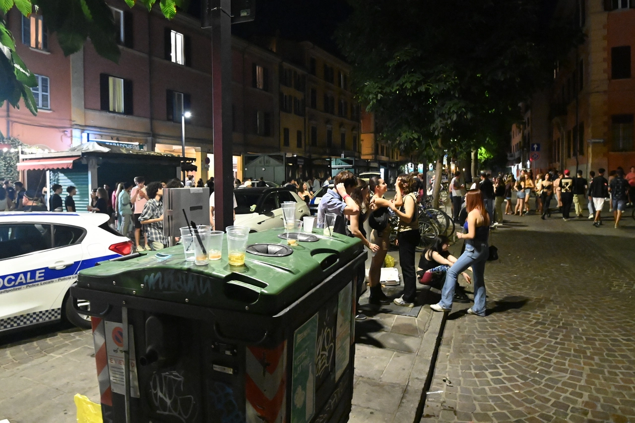 Una notte in piazza Aldrovandi a Bologna tra bivacchi e controlli (FotoSchicchi)