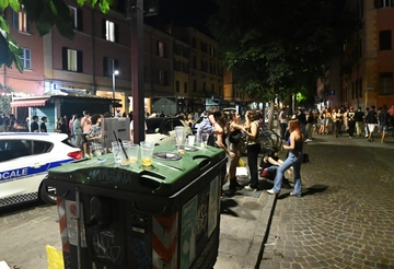 Piazza Aldrovandi a Bologna, la bolgia della notte: bivacchi e musica nonostante i controlli