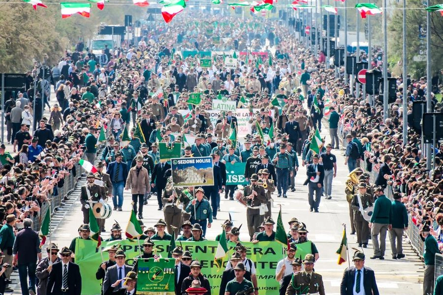 La sfilata finale degli Alpini sul lungomare a Rimini