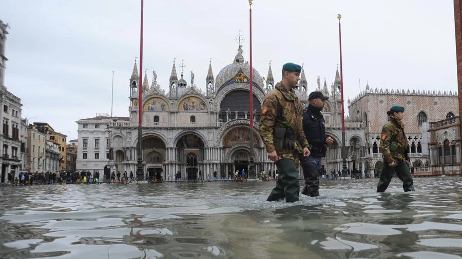 Acqua alta a Venezia (LaPresse)