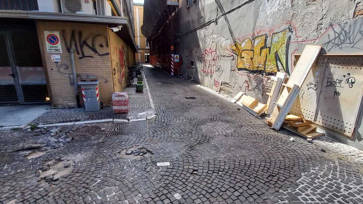 Degrado e sporco in centro a Pesaro, prossima capitale della Cultura