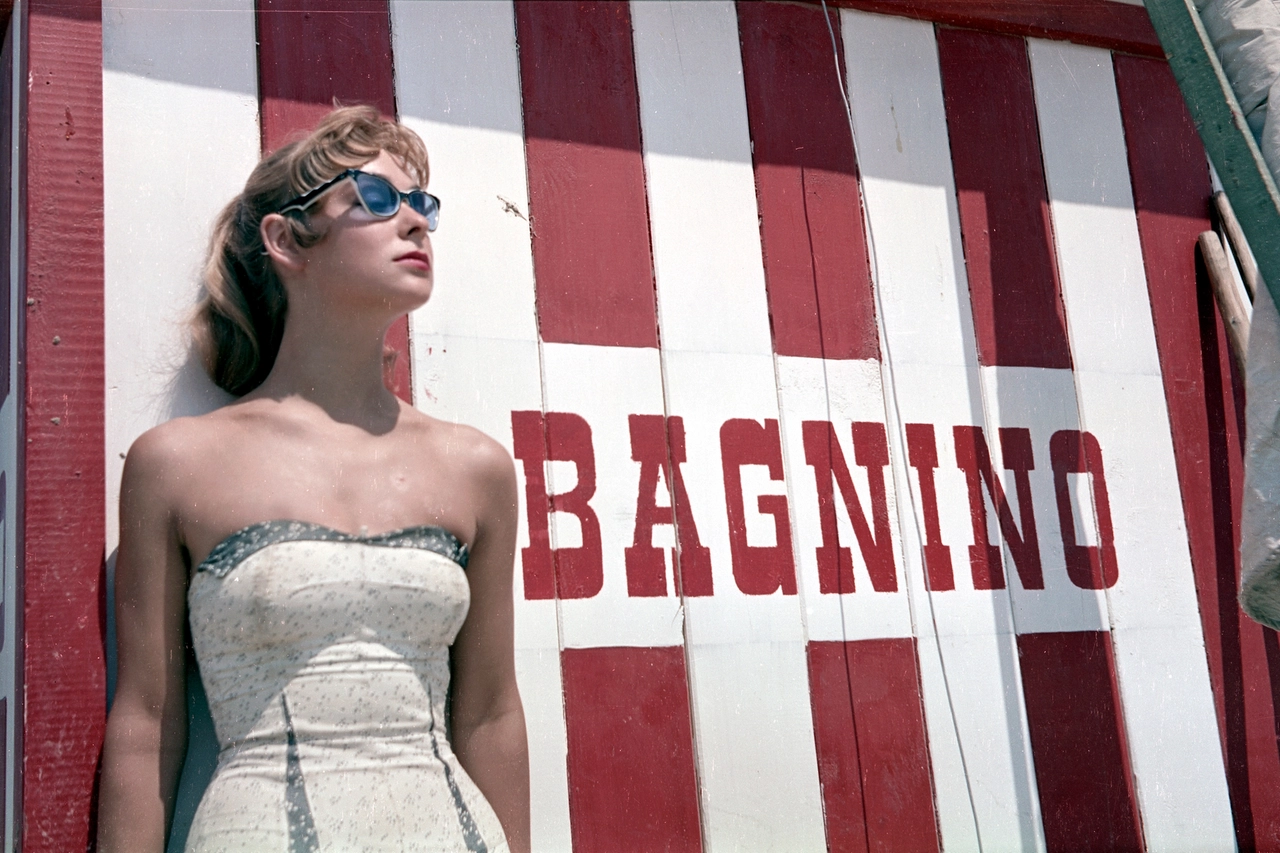 Rimini, una delle 200 foto della mostra 'Tutti al mare'