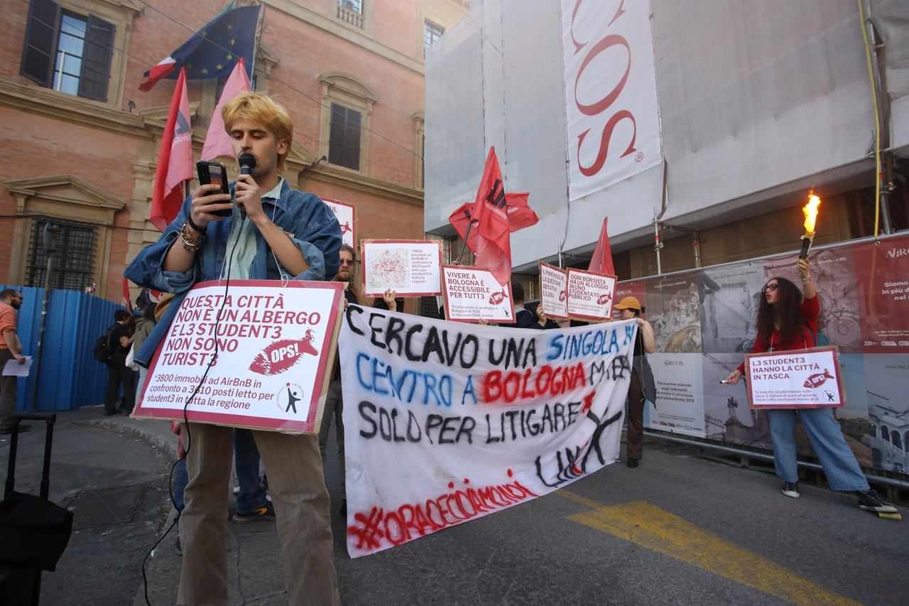 La protesta dei collettivi in Prefettura contro il caro affitti