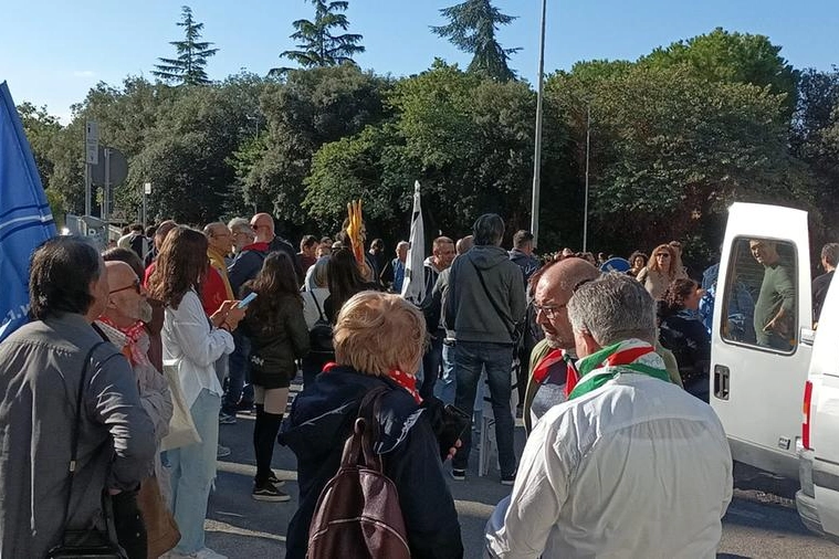 La manifestazione degli attivisti per il clima sotto la Regione