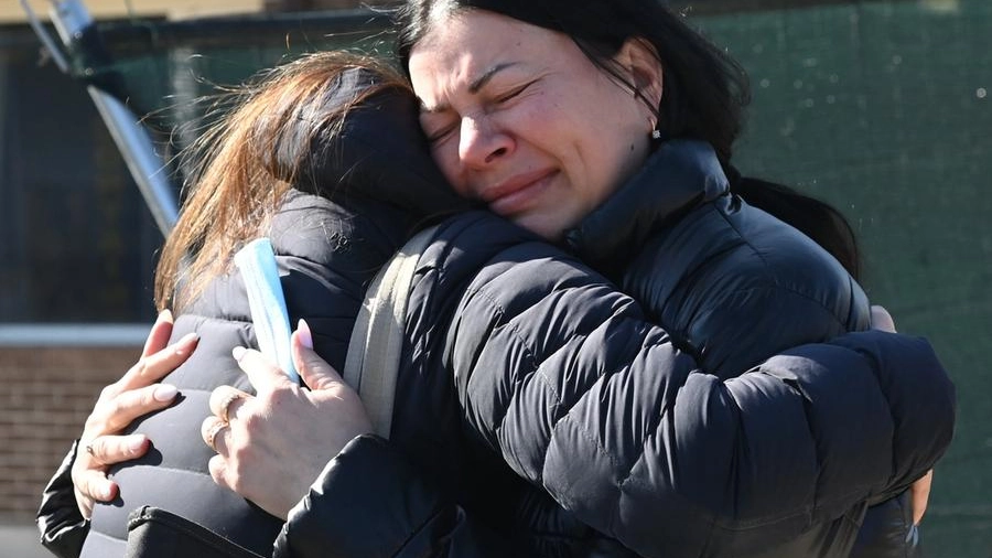 L'arrivo di profughi ucraini in hotel a San Lazzaro. Qui con Isabella Conti