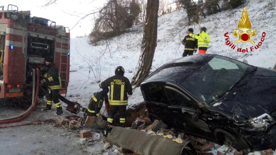 Incidente a Toano: ragazzo sbalzato dall'auto finisce nel vascone d'acqua e annega