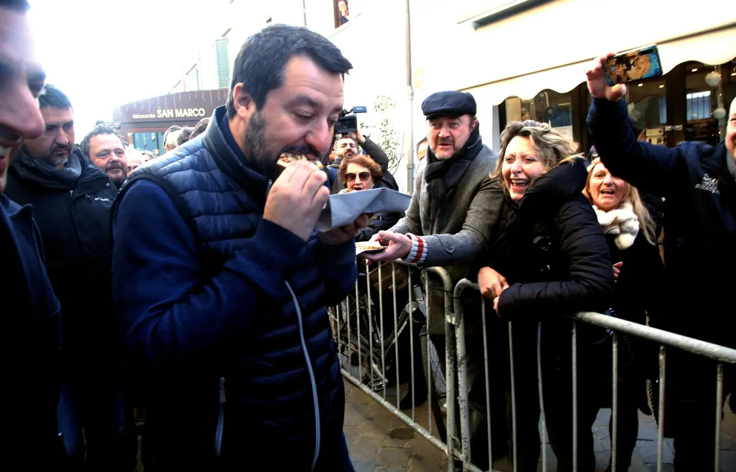 Matteo Salvini a Cesenatico. "Voto, siamo in vantaggio". Bonaccini replica: "Noi in testa"