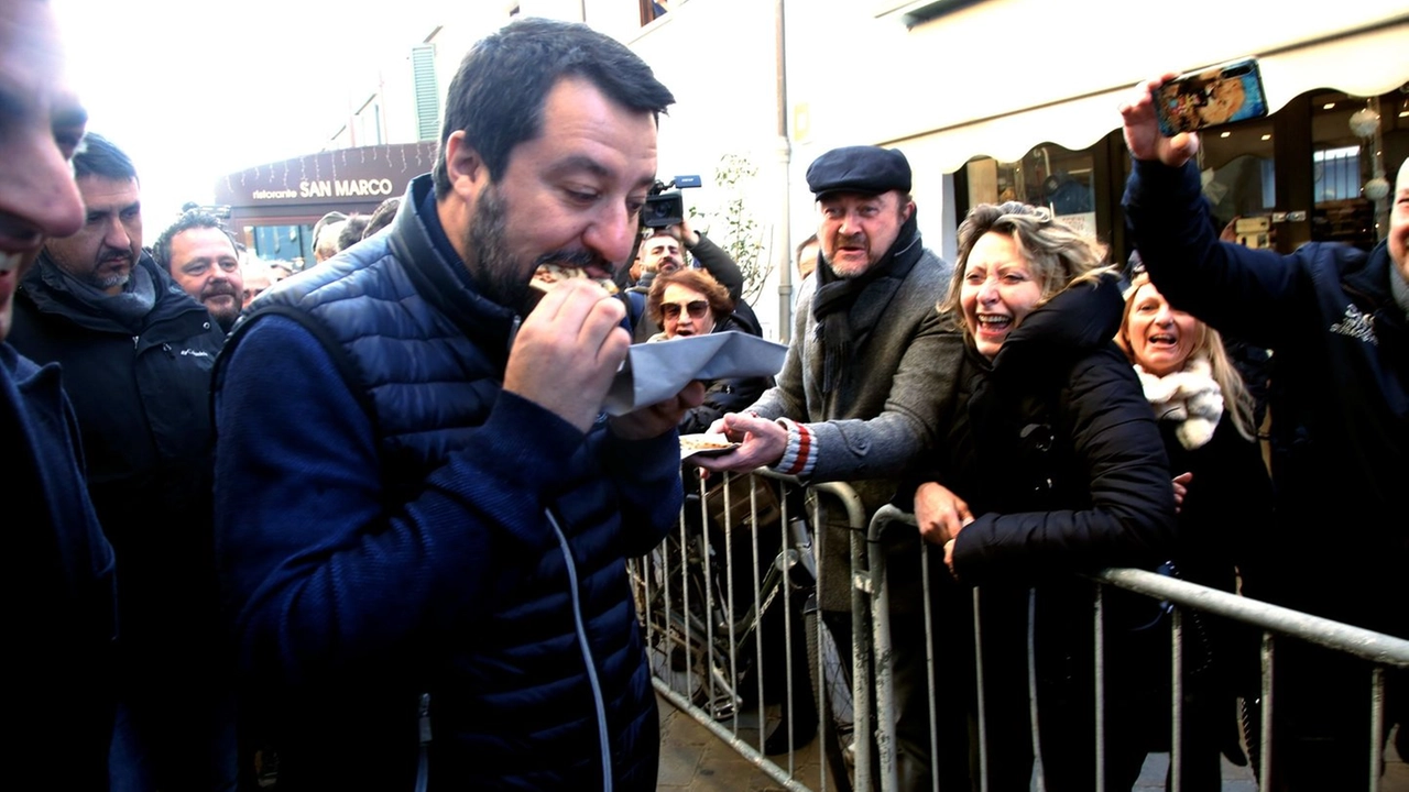 Salvini mangia la piadina con le sardine a Cesenatico (Ravaglia)