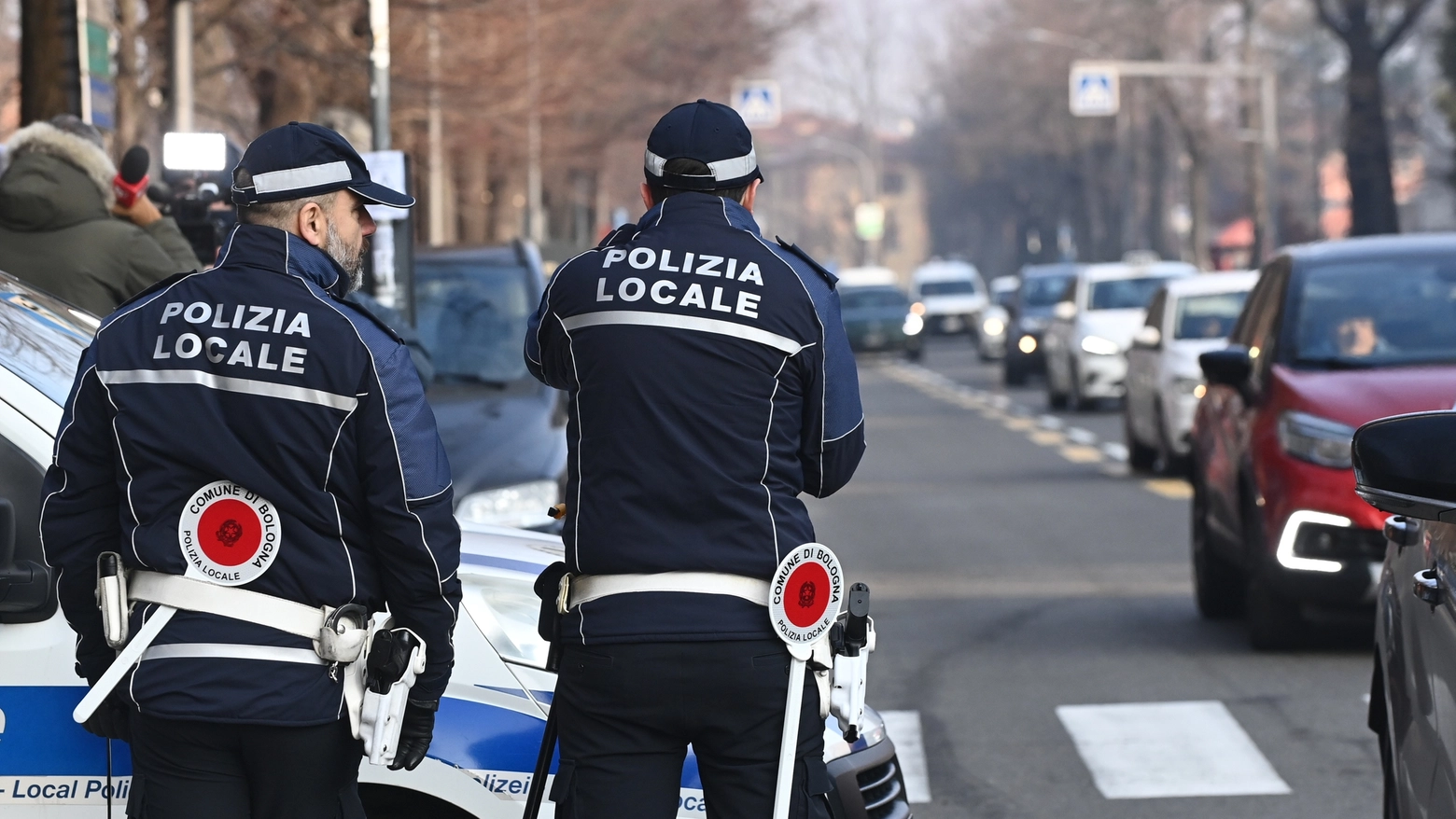 Città 30, i controlli della polizia locale in via Corticella a Bologna