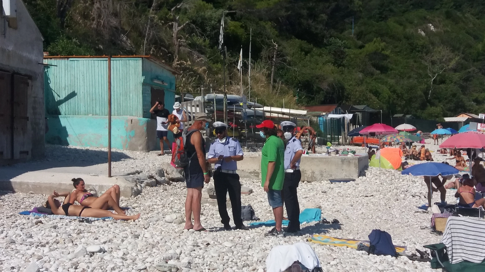 Vigili in spiaggia per i controlli anti covid