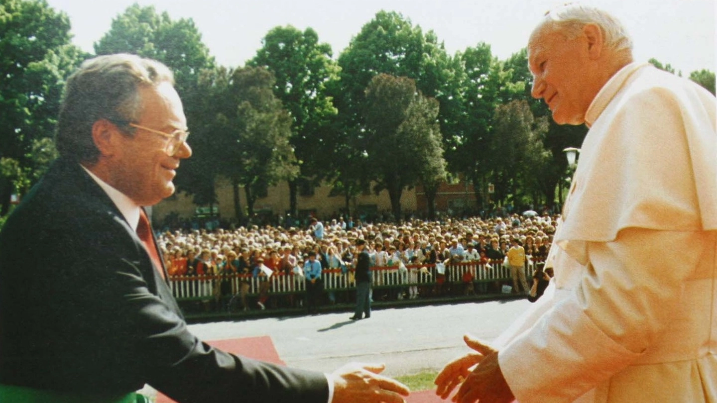 Giovanni Paolo II a Imola, l’incontro con il sindaco di allora, Bruno Solaroli