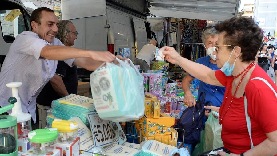 Fin dal pomeriggio tanta gente in tutte le vie dove sono sistemate le bancarelle