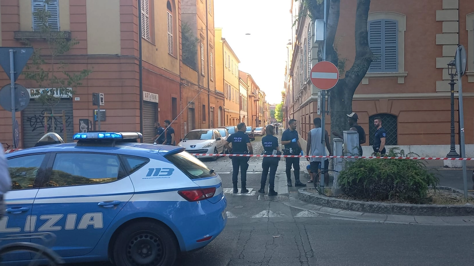 Le forze dell’ordine sul luogo dell’omicidio a Modena