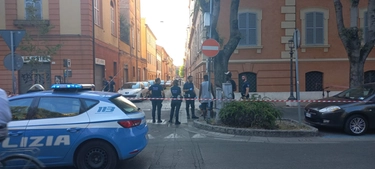 Giovane ucciso in centro a Modena, raffica di coltellate sotto gli occhi di passanti e turisti