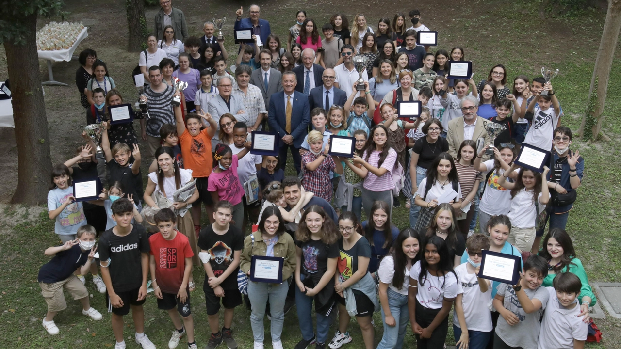 L’alluvione ha purtroppo costretto a rinviare le premiazioni del concorso al prossimo settembre. Ma l’entusiasmo non si è spento: riconoscimenti alle scuole ‘Mattei’, ‘Garibaldi’, ‘Alighieri’, ‘Gessi’ e ‘Rodari’.