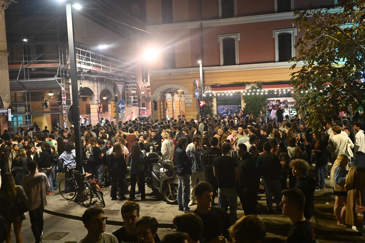 Assembramenti di persone in piazza Aldrovandi (fotoschicchi)