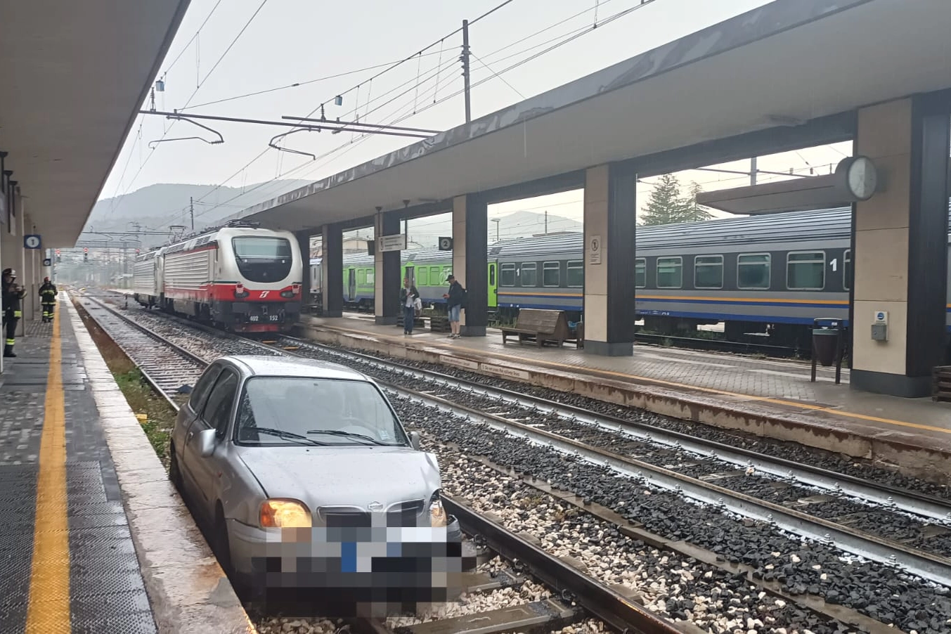 L'auto si è fermata sui binari (foto omaggio)