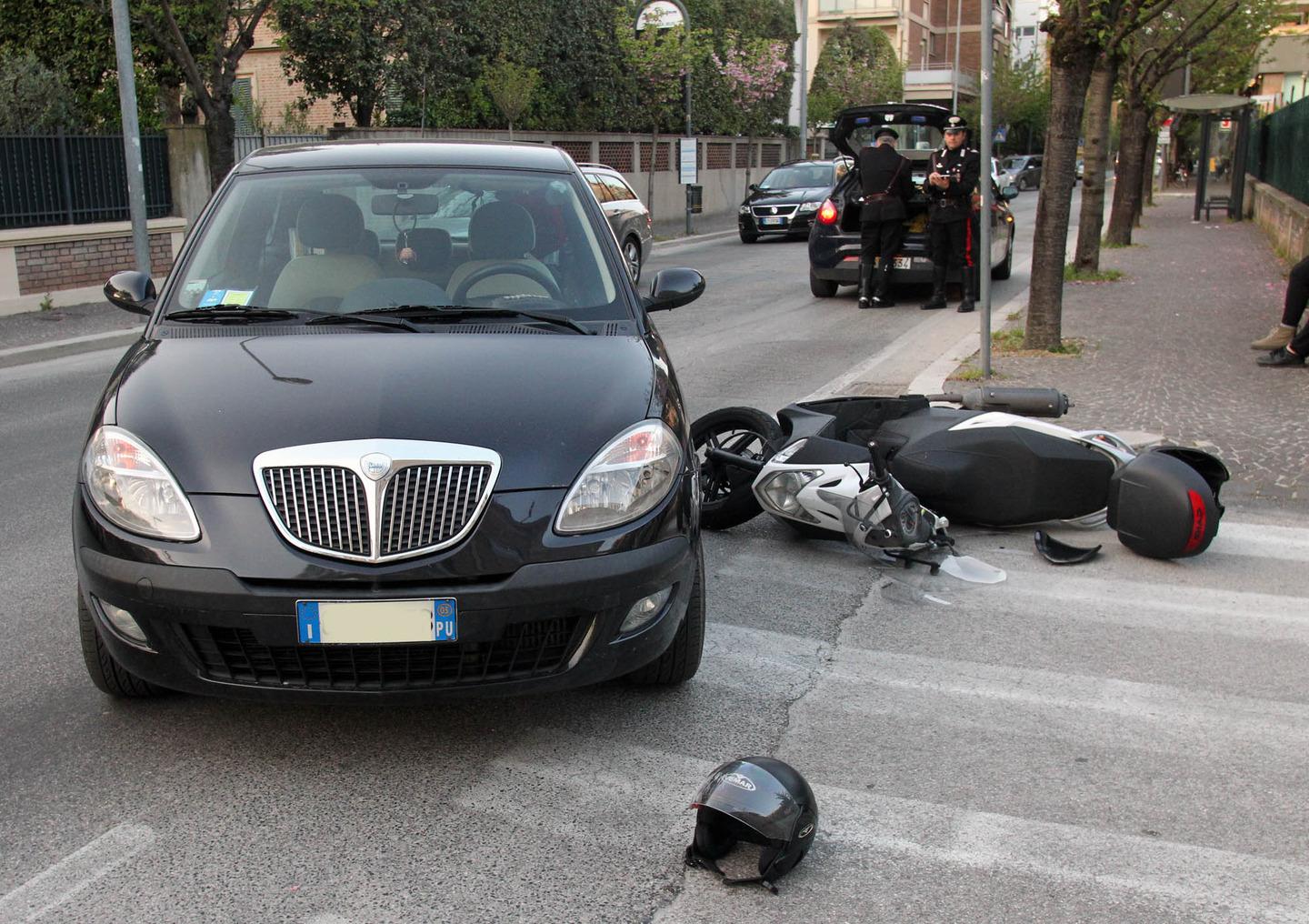 Scontro Tra Auto E Scooter Davanti Alla Scuola, Ferito Il Motociclista