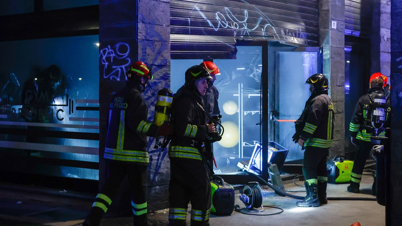 L'intervento dei vigili del fuoco dopo l'incendio alla palestra di via Lenzi, vicino al PalaDozza (FotoSchicchi)