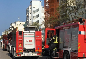 Scantinato a fuoco nell’hotel: paura in zona mare