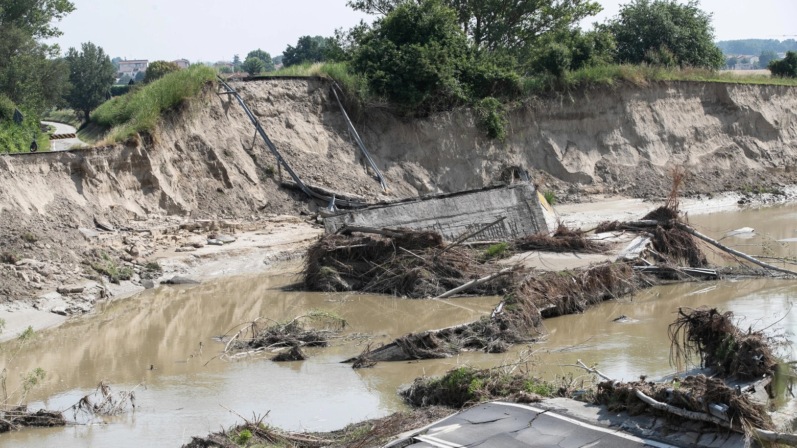 Bologna, Ponte della Motta: il collegamento tra Budrio e Molinella distrutto dall'alluvione (foto Ansa)