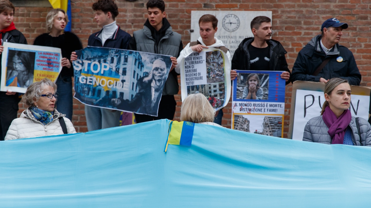 Manifestazione in piazza a Bologna per la pace in Ucraina (foto Schicchi)