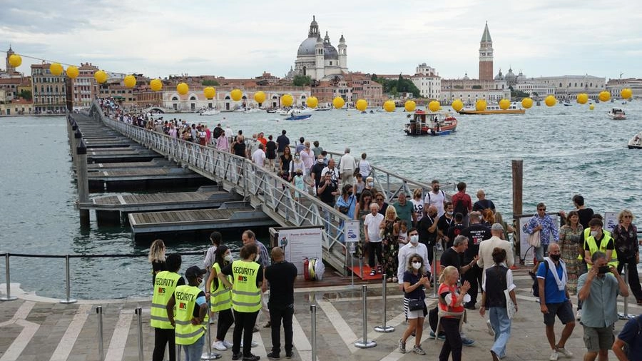 Il sindaco Brugnaro firma l'ordinanza anti alcol. Apertura del Ponte votivo, spettacolo pirotecnico, regate. Ecco quando