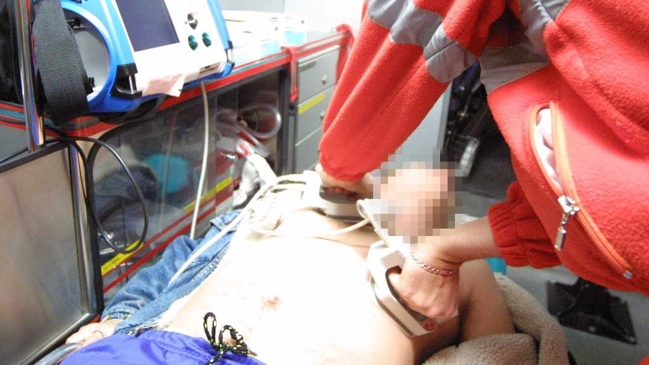 Il defibrillatore non funziona: anziano salvato in extremis