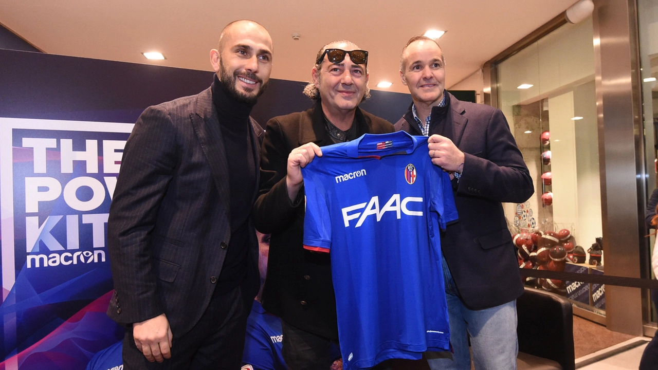 Marco Di Vaio, Luca Carboni e Joey Saputo con la terza maglia del Bologna Fc, FotoSchicchi