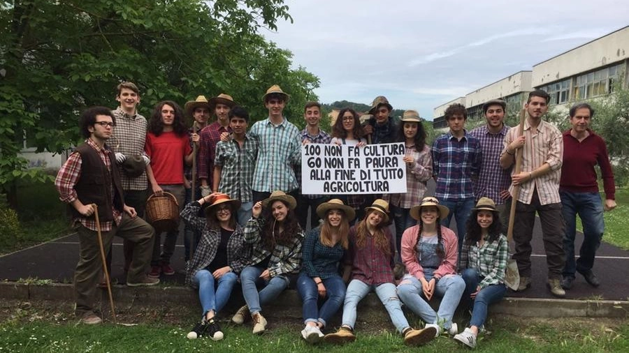 Liceali 'in maschera' per i 100 giorni dall'esame di maturità